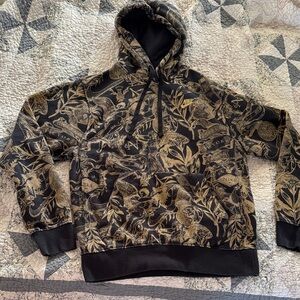 Nike Men's Black and Gold Graphic Sweater